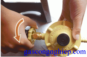 Mở van gas