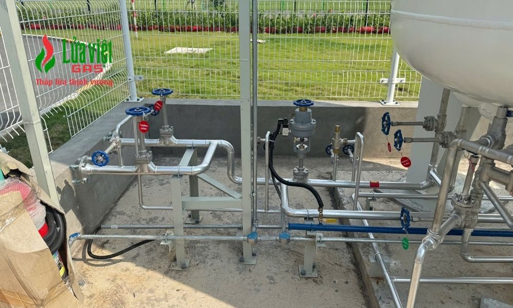 Hệ thống đường ống kết nối các khu vực sử dụng